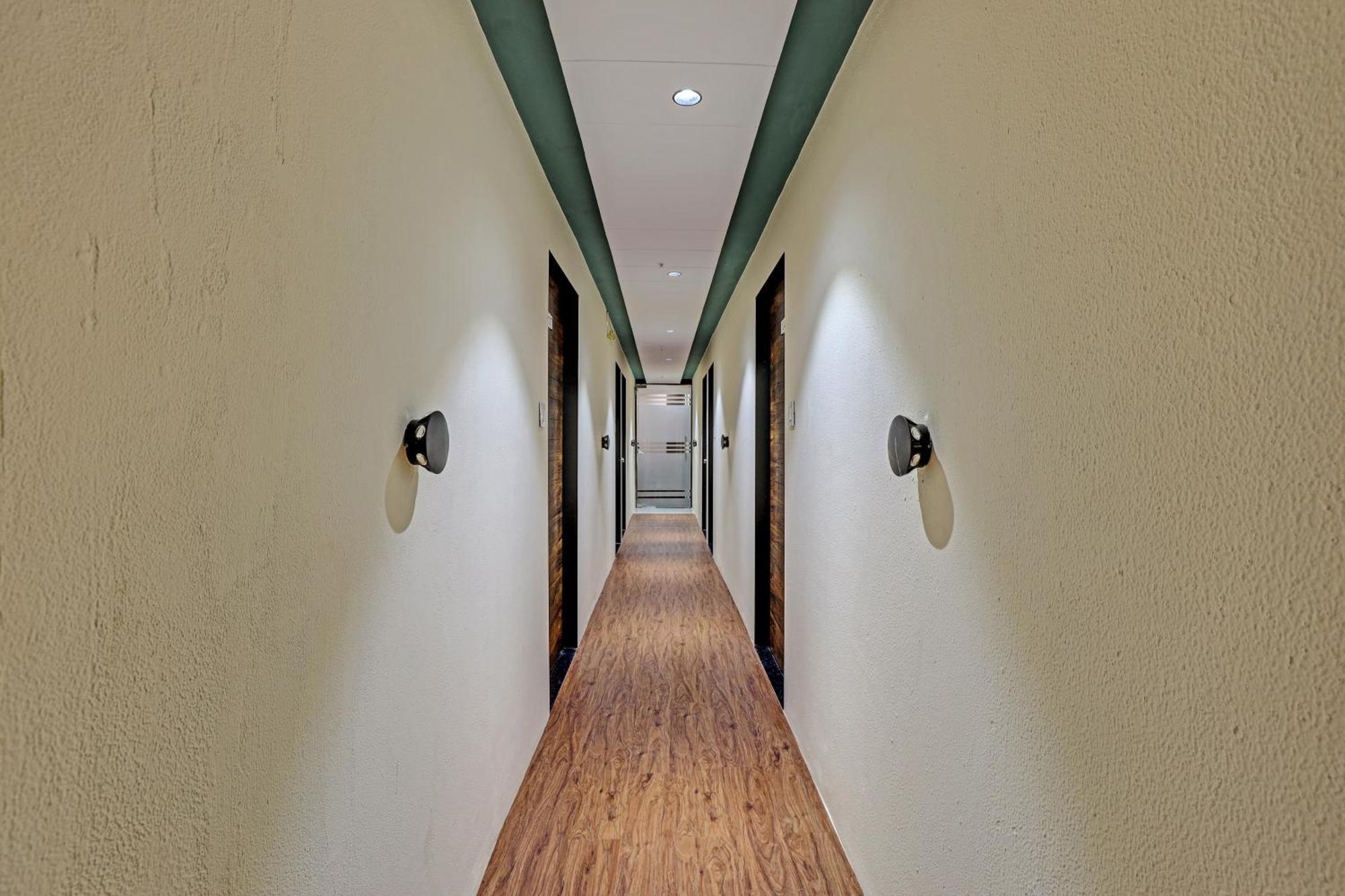 Collection O Hotel Swarg Szúrat Kültér fotó